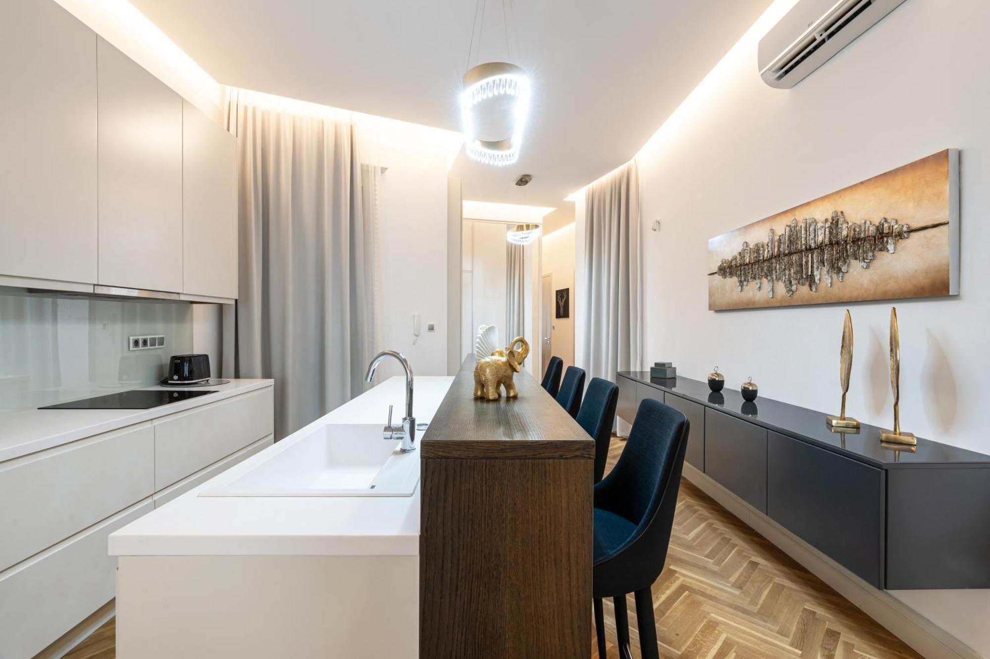 Four Bedrooms Luxury Design Apartment At Fashion Street Apartament *